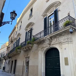 https://palazzo-rollo.lecce-hotels.com